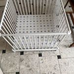 Baba járóka fehér, kerekes, állítható magasságú fekvő felülettel fotó