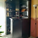 Bárpult bárszékkel, lebegőpolcokkal, tükörrel fotó