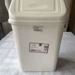 Billenőfedeles, műanyag szemetes fehér színben 10 literes - V fotó