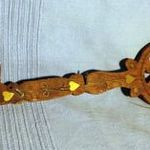 régi fali kulcstartó fából kulcs alakú fotó