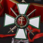 Magyar Érdemrend Középkeresztje hadiszalagon a kardokkal fotó
