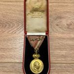 Ferenc József aranyozott katonai érdemérem kardokkal eredeti szalagon SIGNUM LAUDIS kitüntetés fotó