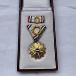 Magyar (Nép)Köztársaság Aranykoszorúval Díszített Csillagrendje szalagsávval dobozában fotó