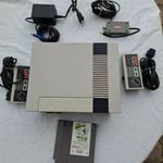 Nintendo Entertainment System NES Konzol játék gép + 1 játék + 2 kontroller + adapter - működik fotó