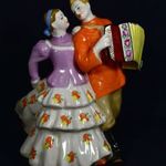 RITKA ! SZOVJET , JELZETT HARMÓNIKÁS LEGÉNY ÉS MENYECSKE PORCELÁN FIGURA X fotó