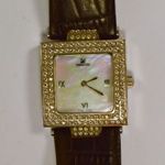 SWAROVSKI KÖVEKKEL GAZDAGON ÉKÍTETT KARÓRA GYÖNGYHÁZ SZÁMLAPPAL ! fotó