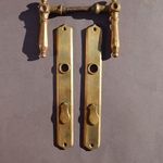 Antik , vastag tömör, sárgaréz címke, kilinccsel. fotó