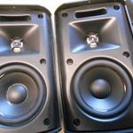 QSC AD-S32T hangfalpár tartókengyellel. fotó