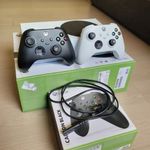 Xbox Series S konzol két kontrollerrel fotó