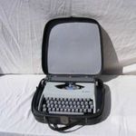 Retro táskaírógép fotó