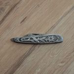 Régi fémmarkolatú bicska virágdíszítéssel. fotó