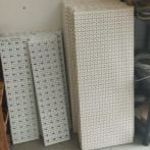 Perforált fémlemez, falra szerelhető szerszámtartó, akasztós lyukas lemez hátfal fotó