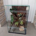 96 literes 3D hátterezett álló terrárium. fotó