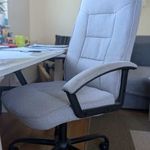 Kárpitozott kartámlájú forgószék fotó