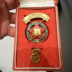 Az Igazságügy kiváló dolgozója minijével dobozában.. fotó