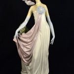 KISASSZONY ESTÉLYIBEN A POSZTAMENSEN ... NAGY MÉRETŰ LLADRO PORCELÁN SZOBOR X fotó