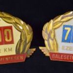 BALESET MENTESEN 500 ÉS 750 EZEK KM .... 2 DB NAGYOBB MÉRETŰ AUTÓS JELVÉNY !!! fotó