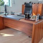 Íróasztal prémium kategóriás, nagyméretű, üveggel, görgős fiókos elemmel fotó